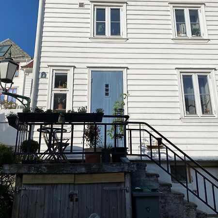 Entire Renovated Apartment From 1780 With Kitchen, Bath, Bedroom, And Living Room In Skuteviken Bergen Exteriér fotografie
