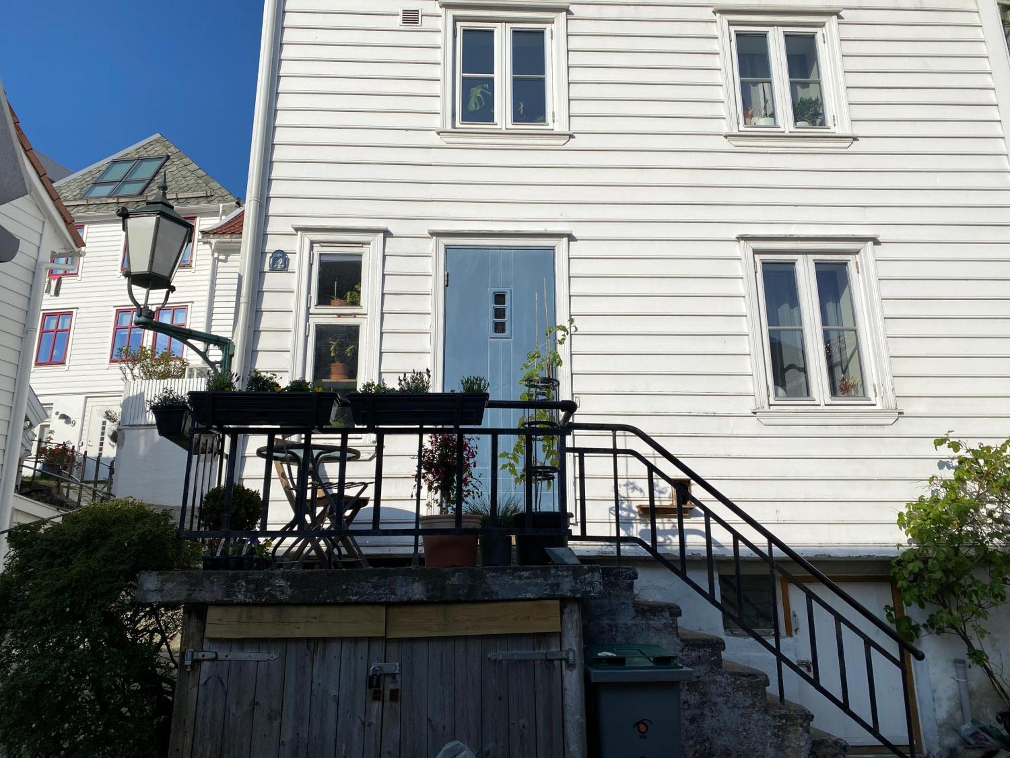 Entire Renovated Apartment From 1780 With Kitchen, Bath, Bedroom, And Living Room In Skuteviken Bergen Exteriér fotografie